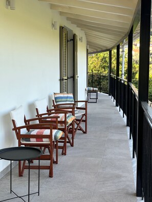 Property grounds - Supremely serene, this large modern villa is newly created for simple luxury (Epidavros)