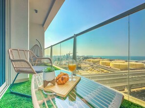 Outdoor dining - Super Luxury Flat Design with Sea View (Dubai)