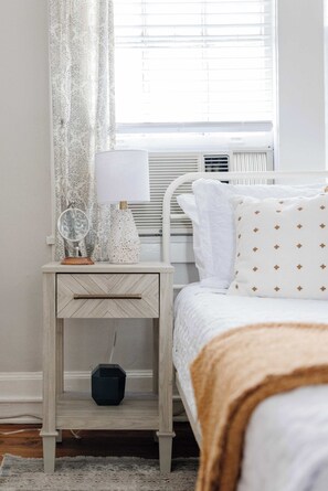 Tabla de planchar con plancha, cuna de viaje, wifi y ropa de cama