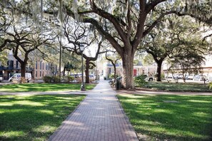 Property grounds - Oglethorpe Square Historic Apt |Central & Walkable (Savannah)