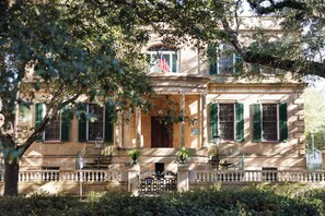 Exterior - Oglethorpe Square Historic Apt |Central & Walkable (Savannah)