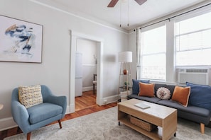 TV - Oglethorpe Square Historic Apt |Central & Walkable (Savannah)