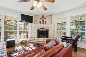 Smart TV - "Way Cool" on River Road! Spacious & Sleeps 14! Close to River Access/Fire Pit (Concan)