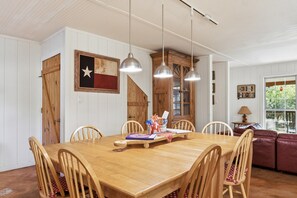 Dining - "Way Cool" on River Road! Spacious & Sleeps 14! Close to River Access/Fire Pit (Concan)