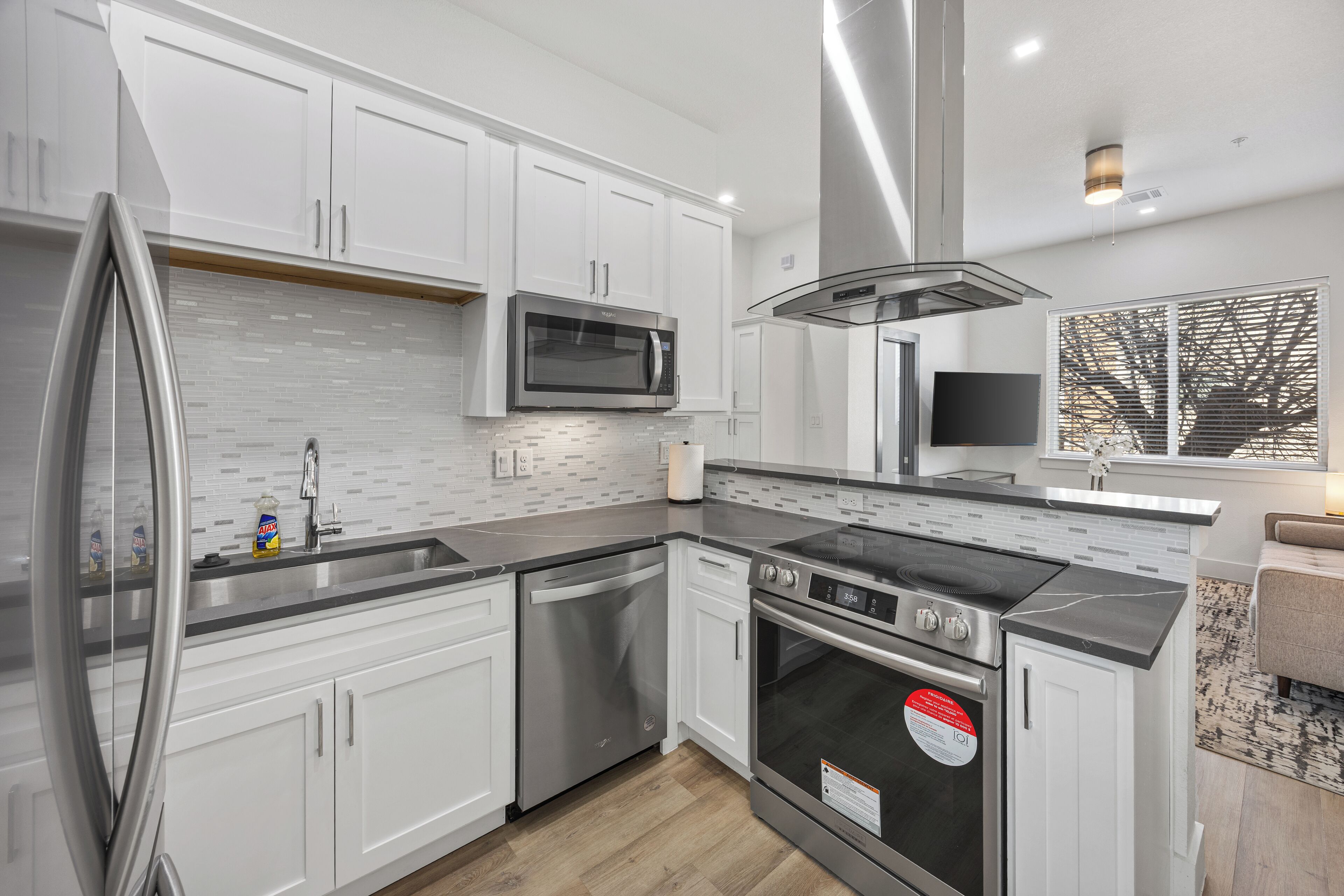 Micro-ondes, four, plaque de cuisson, lave-vaisselle