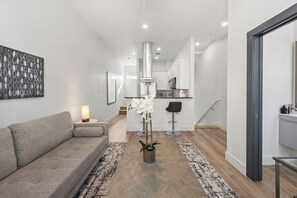 TV - Perfect 1-bedroom townhome with rooftop in charming Fort Worth (Fort Worth)