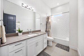 Hair dryer, towels, soap, toilet paper - Perfect 1-bedroom townhome with rooftop in charming Fort Worth (Fort Worth)