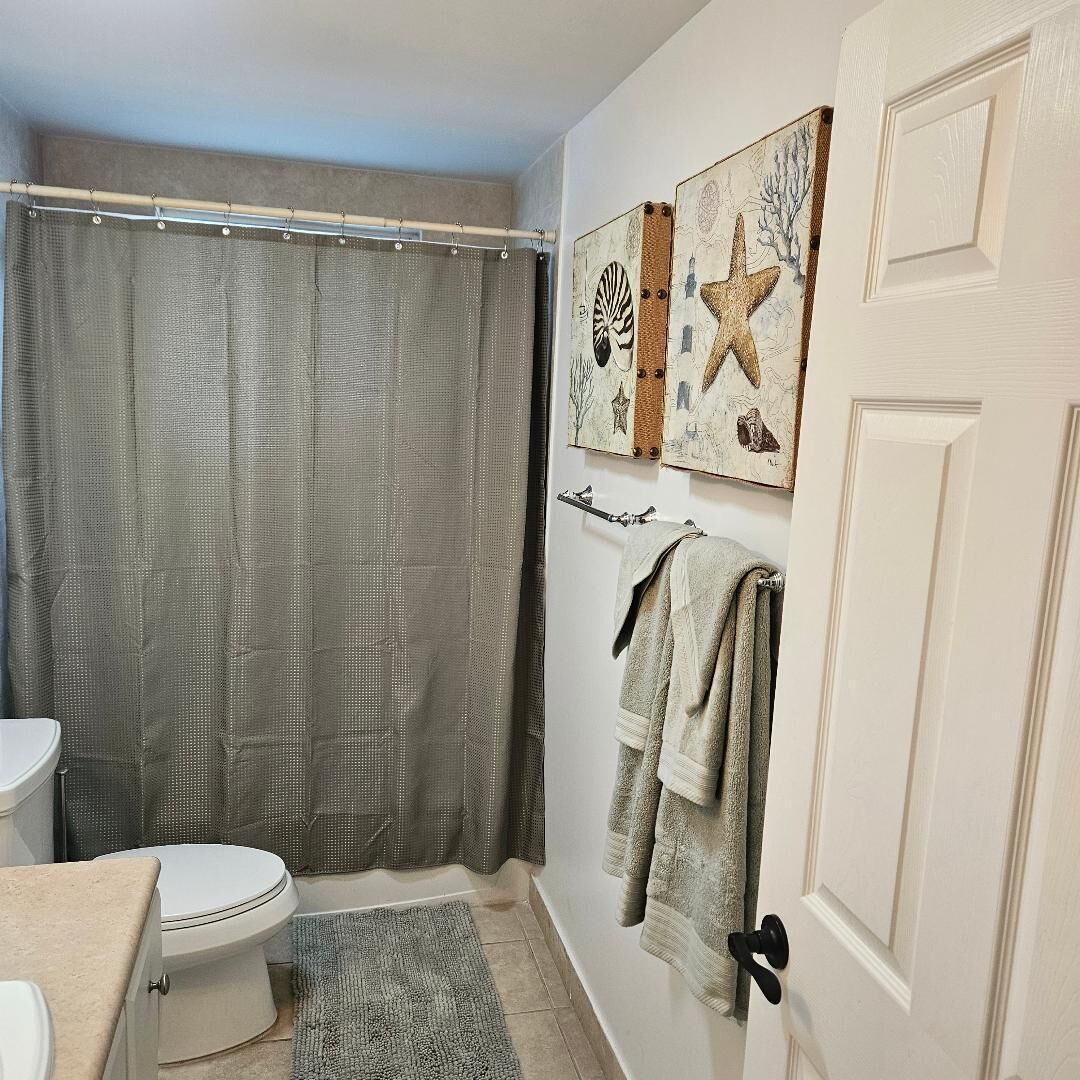 Sèche-cheveux, bidet, serviettes fournies, savon