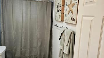 SĂšche-cheveux, bidet, serviettes fournies, savon