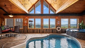 Un intérieur en bois avec une piscine, de grandes fenêtres et un jacuzzi.