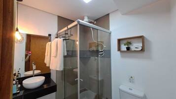 Dusch, hårtork, handdukar och tvål