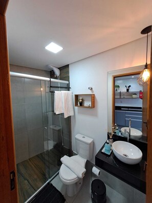 Shower, hair dryer, towels, soap - Loft 1 Comfort and Convenience in the Center of Indaiatuba (Jardim America Indaiatuba)