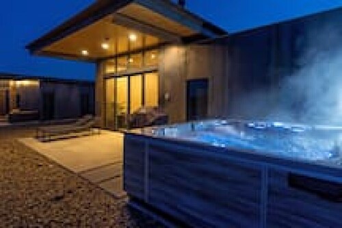 Columbia River Retreat Lakehouse