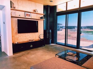 Living area - Columbia River Retreat Lakehouse (Quincy)