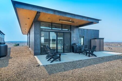 DeWine Sundowners Lakehouse at the Gorge