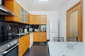 Fridge, microwave, oven, stovetop - Apartment 'Agostinho  Santa Cruz' with Sea View, Balcony and Wi-Fi (Santa Cruz)