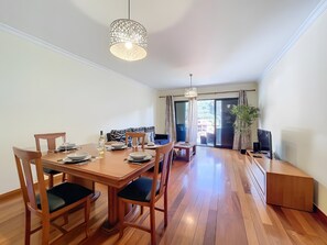 Dining - Apartment 'Agostinho  Santa Cruz' with Sea View, Balcony and Wi-Fi (Santa Cruz)