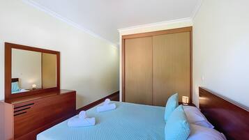 Iron/ironing board, WiFi, bed sheets