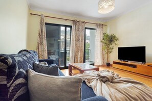 TV - Apartment 'Agostinho  Santa Cruz' with Sea View, Balcony and Wi-Fi (Santa Cruz)