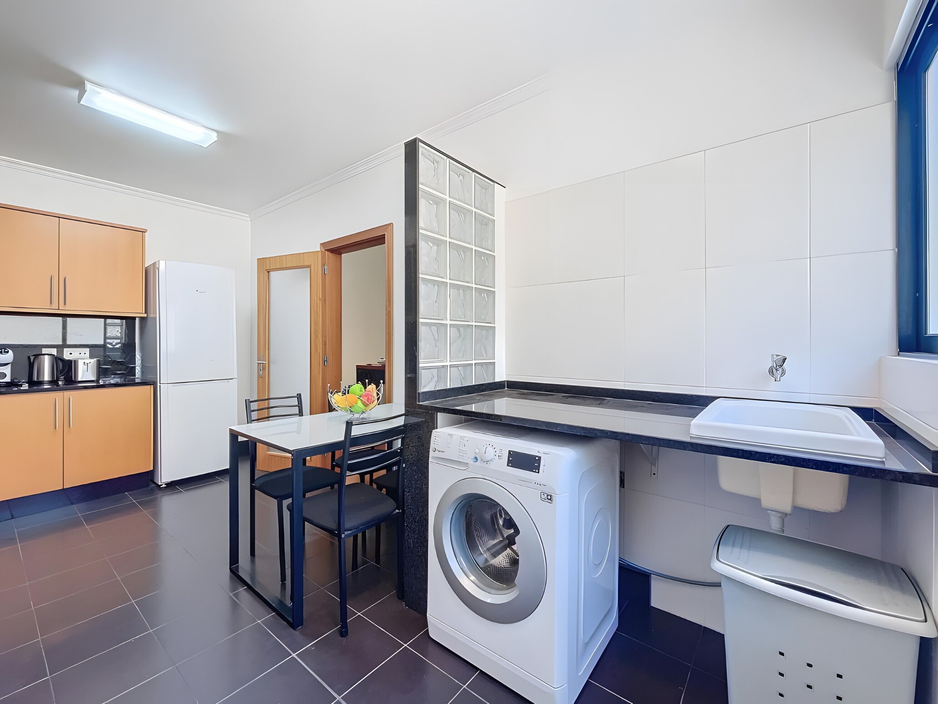 Kylskåp, mikrovågsugn, ugn och spishäll