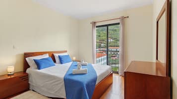 Tabla de planchar con plancha, wifi y ropa de cama