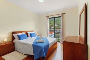 Tabla de planchar con plancha, wifi y ropa de cama 