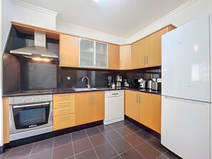 Fridge, microwave, oven, stovetop - Apartment 'Agostinho  Santa Cruz' with Sea View, Balcony and Wi-Fi (Santa Cruz)