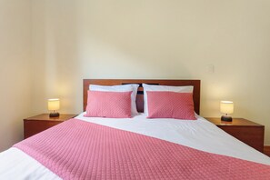 Iron/ironing board, WiFi, bed sheets - Apartment 'Agostinho  Santa Cruz' with Sea View, Balcony and Wi-Fi (Santa Cruz)