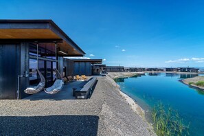 Uma casa moderna com amplo espaço ao ar livre, incluindo piscina e área de estar.