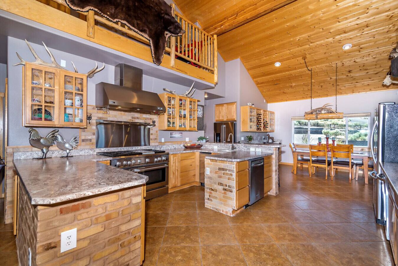 Jääkaappi, mikroaaltouuni, uuni, astianpesukone