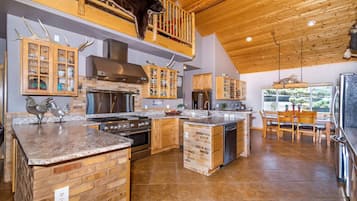 Jääkaappi, mikroaaltouuni, uuni, astianpesukone