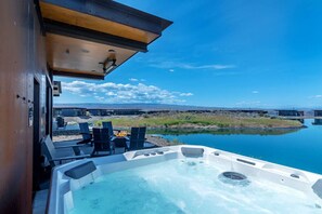 Terrace/patio - `Encore at the Gorge` - Hot Tub, Views, Concerts! (Quincy)