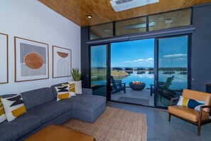 Televisión, chimenea, estéreo