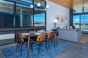 Dining - `Encore at the Gorge` - Hot Tub, Views, Concerts! (Quincy)