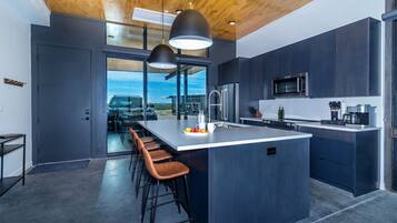 Geladeira, micro-ondas, fogão, cooktop