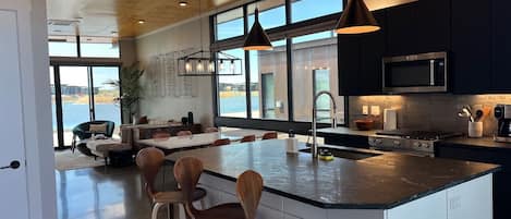 Jääkaappi, mikroaaltouuni, uuni, liesi