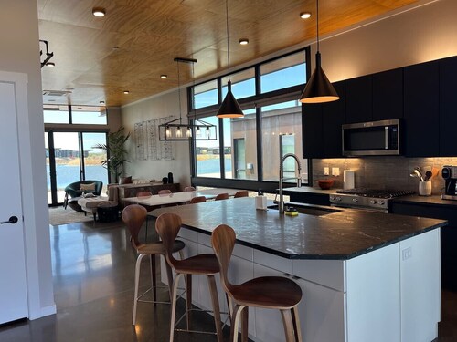 Vista & Vine Lakehouse