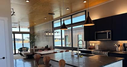 Vista & Vine Lakehouse