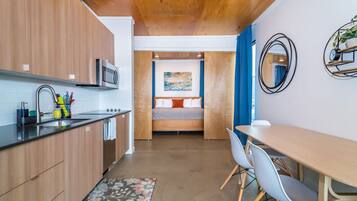 Kühlschrank, Mikrowelle, Herdplatte, Geschirrspüler