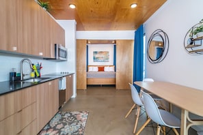 Kjøleskap, mikrobølgeovn, kokeplater og oppvaskmaskin