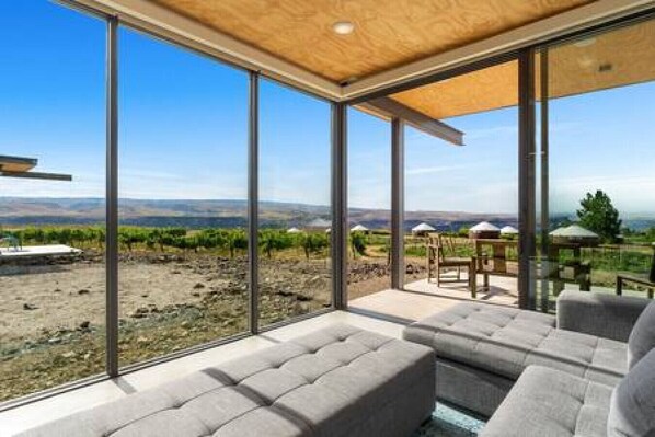 Interior - Champagne Lounge 11D Cave B Ridge, Views & Wine (Quincy)