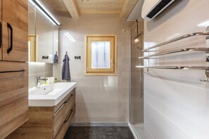 Een haardroger, handdoeken