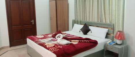 デラックス ダブルルーム | 防音設備、アイロン / アイロン台、WiFi (無料)