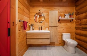 Douche, séchoir à cheveux, serviettes fournies, papier de toilette