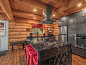 Jääkaappi, mikroaaltouuni, uuni, astianpesukone