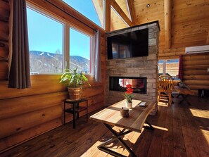 Televisor intel·ligent, llar de foc i futbolí 