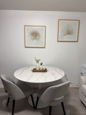 Dining - Cozy & Bright Private Suite Near YYC Free Parking (Airdrie)