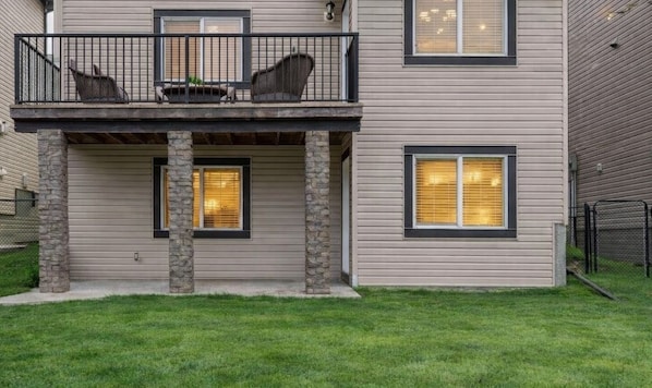 Exterior - Cozy & Bright Private Suite Near YYC Free Parking (Airdrie)