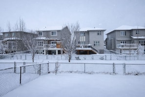 Exterior - Cozy & Bright Private Suite Near YYC Free Parking (Airdrie)