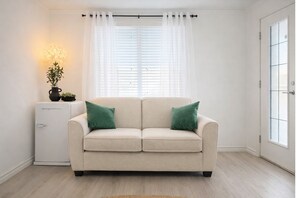 Smart TV, books - Cozy & Bright Private Suite Near YYC Free Parking (Airdrie)